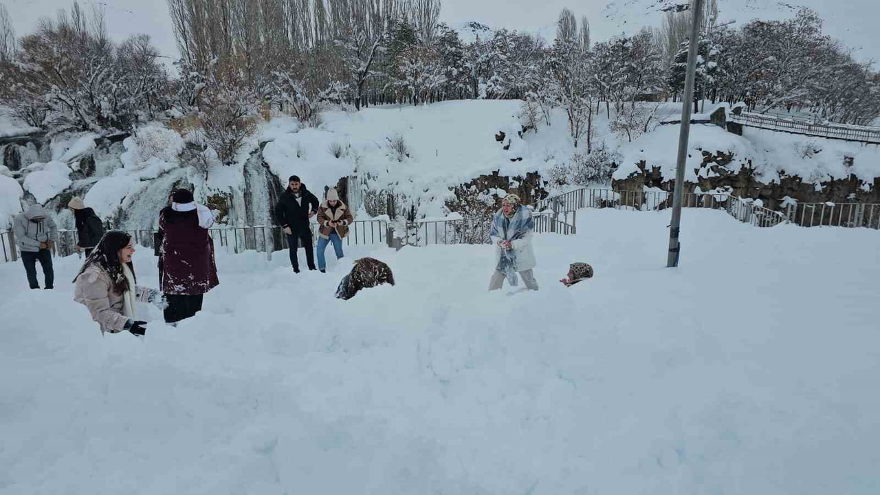 VAN’IN MURADİYE İLÇESİNDE BULUNAN VE DÖRT MEVSİM AYRI BİR GÜZELLİĞE BÜRÜNEN MURADİYE ŞELALESİ...
