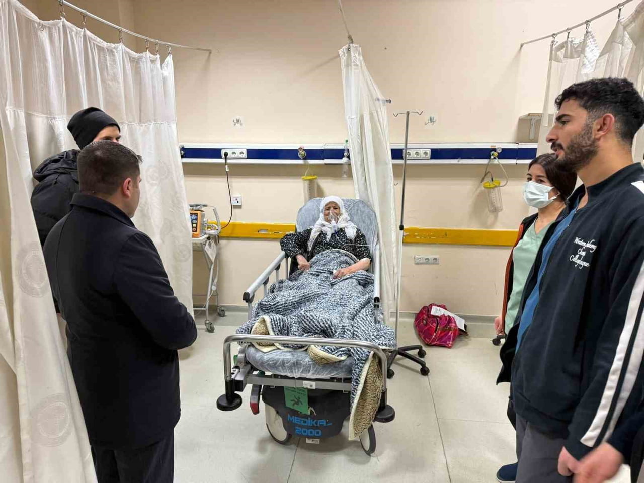 VAN’IN ÖZALP KAYMAKAMI RAHMİ BULUT, YENİ YILA GÖREV BAŞINDAKİ PERSONELLE GİRDİ.