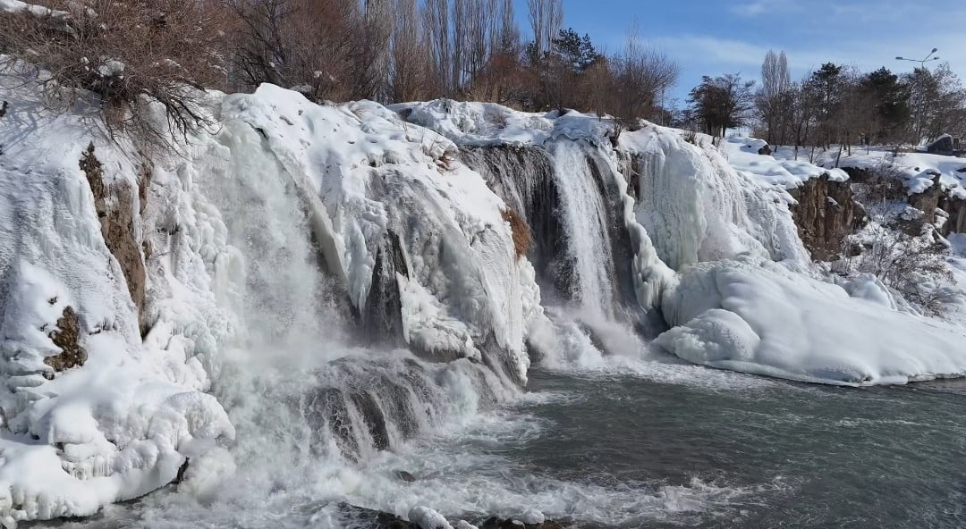 VAN’IN VE BÖLGENİN ÖNEMLİ DOĞAL GÜZELLİKLERİ ARASINDA YER ALAN MURADİYE ŞELALESİ, ETKİLİ OLAN...