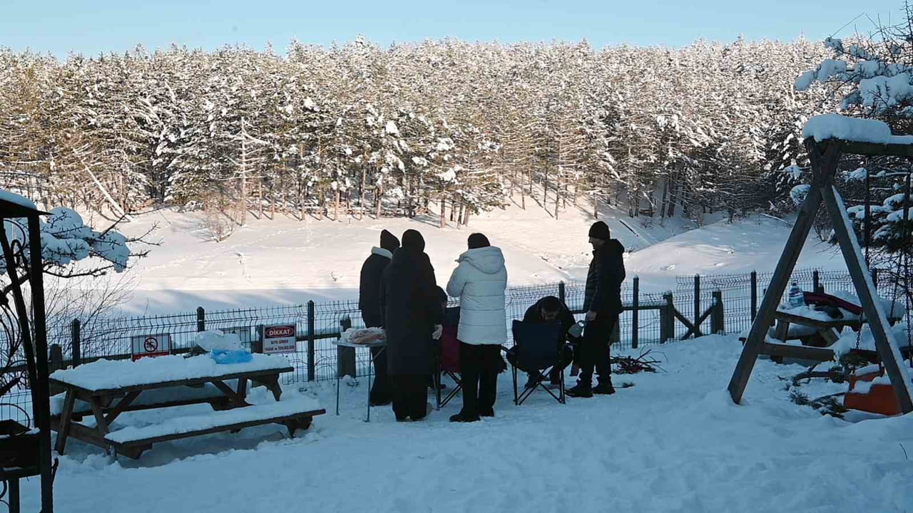 VATANDAŞLAR, YAĞIŞ SONRASINDA ÇAMLIK MİLLİ PARKI'NA AKIN ETTİ, KAR MANZARASININ KEYFİNİ...