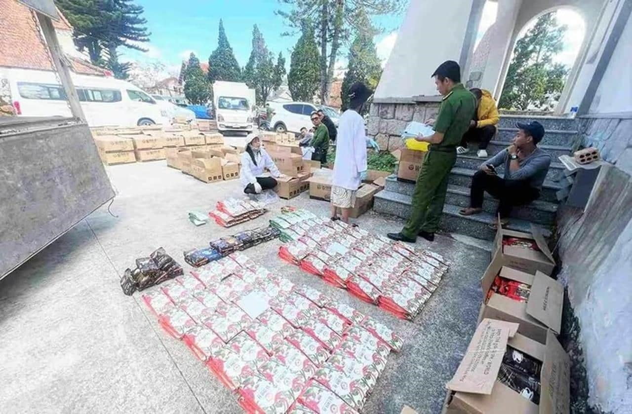 VİETNAM'DA POLİS, SOYA FASULYESİNDEN SAHTE KAHVE ÜRETİMİ YAPILAN DEPOYA GERÇEKLEŞTİRDİĞİ BASKINDA...