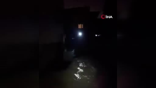 Yağmur sonrası su basan evlerde mahsur kalanlar kurtarıldı