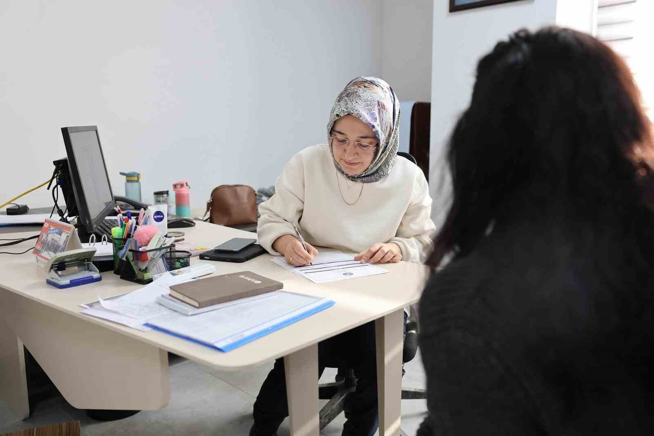 YAKACAK, YİYECEK VE KIRTASİYE YARDIMI YAPILDI