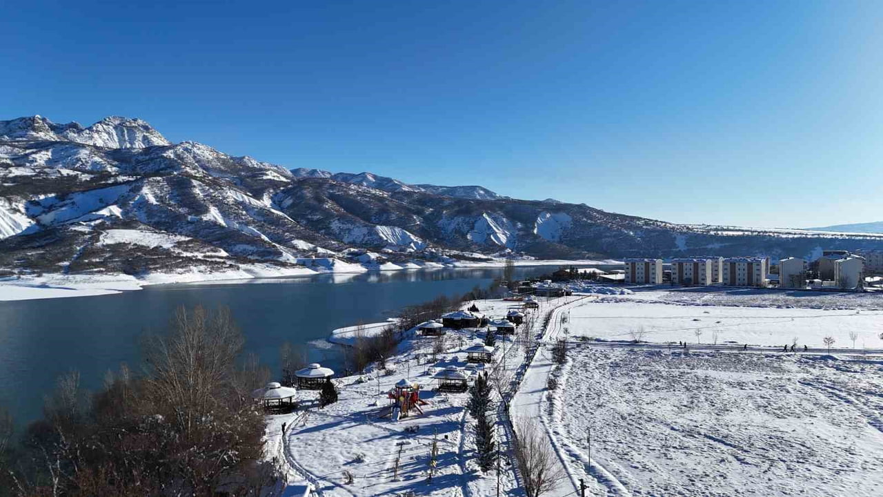 YAKLAŞIK BİR HAFTADIR KAR YAĞIŞI VE DONDURUCU SOĞUĞUN ETKİSİ ALTINDA OLAN TUNCELİ, KARLA KAPLANAN...
