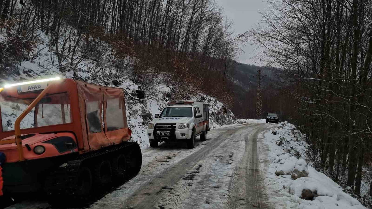 YALOVA'DA KAR YAĞIŞI NEDENİYLE DELMECE YAYLASI YOLUNDA ARAÇLARINDA MAHSUR KALAN 35 KİŞİ...