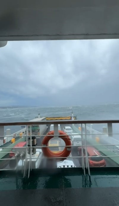 YALOVA'DA TOPÇULAR'DAN 11.20'DE ESKİHİSAR'A GİTMEK İÇİN YOLA ÇIKAN NEGMAR'A AİT ARABALI FERİBOT...