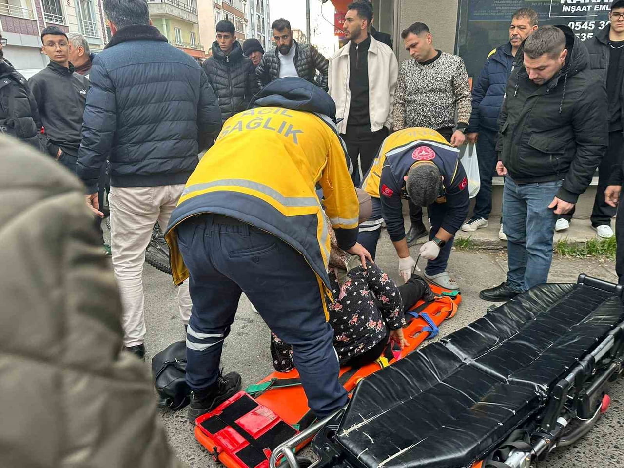 YARALI AMBULANSA SEDYEYLE TAŞINDI.