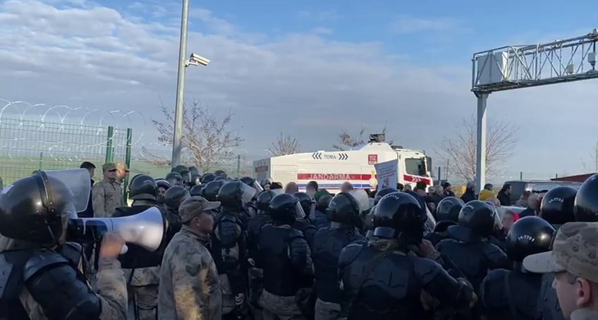 YAŞANAN TARTIŞMA SIRASINDA BAZI ŞAHISLAR, JANDARMAYA MUKAVEMETTE BULUNARAK, HAKARET ETTİ