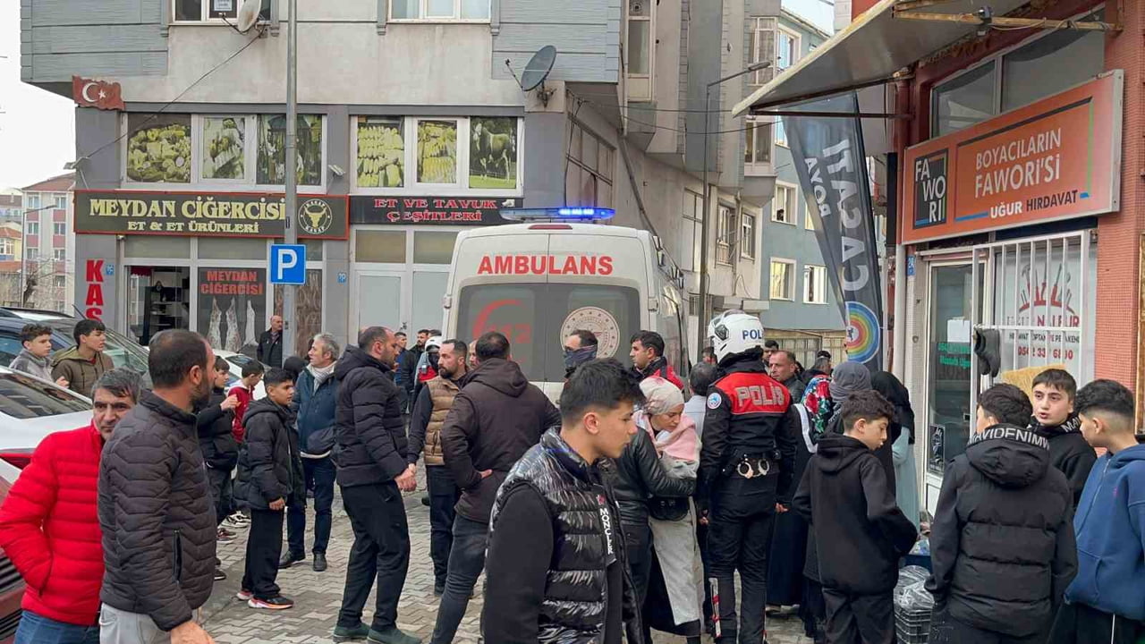 YAŞLI KADINI 7 YERİNDEN BIÇAKLADI
