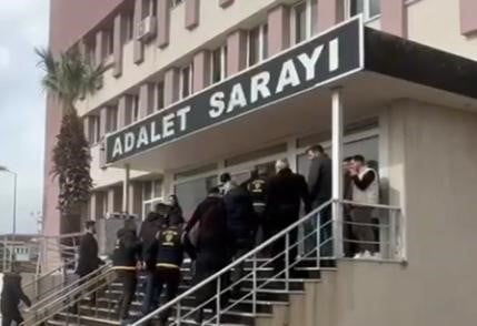 YAŞLI KADINI DOLANDIRMAK İSTEYEN SAHTE BAŞKOMİSER VE SAHTE SAVCI GERÇEK POLİSLERE YAKALANDI