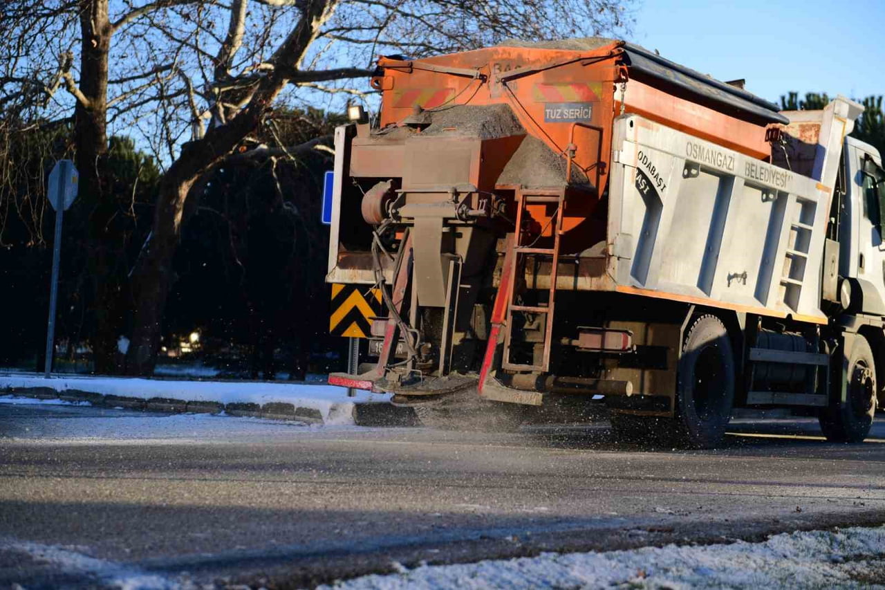 YENİ YILIN İLK GÜNÜNDE ETKİLİ OLAN KAR YAĞIŞIYLA BİRLİKTE TEYAKKUZDA OLAN OSMANGAZİ BELEDİYESİ...