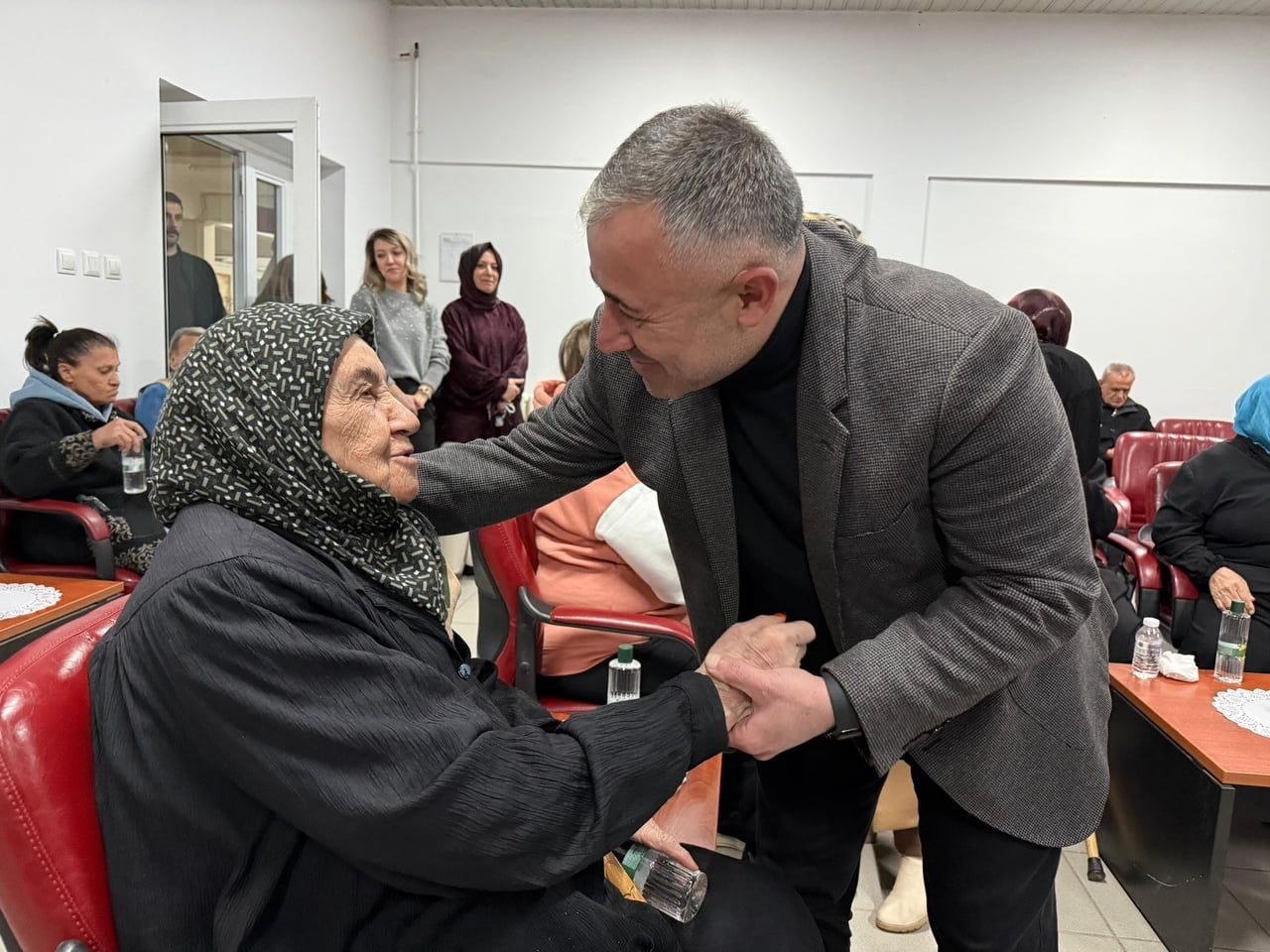 YENİPAZAR KAYMAKAMI UÇAR ESNAFLA BİR ARAYA GELDİ