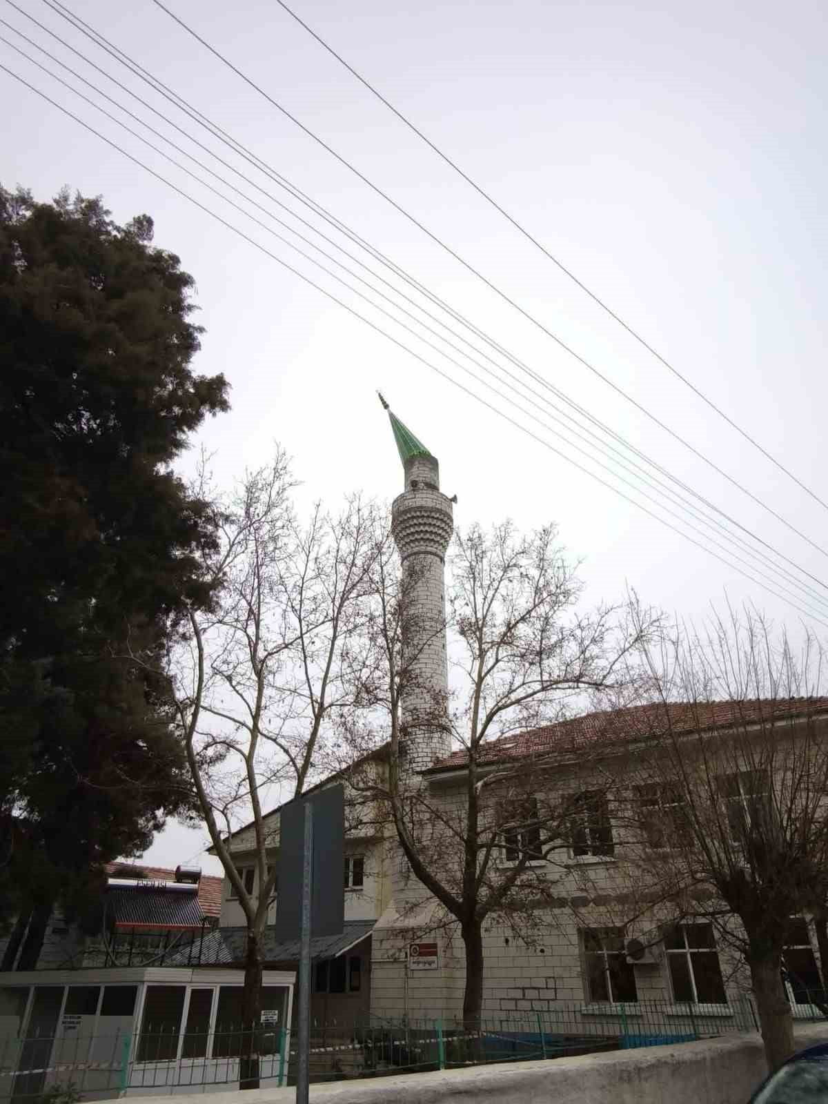 YEŞİLOVA İLÇESİNDE ŞİDDETLİ RÜZGARIN ETKİSİYLE CAMİ MİNARESİNİN KUBBESİ YERİNDEN...