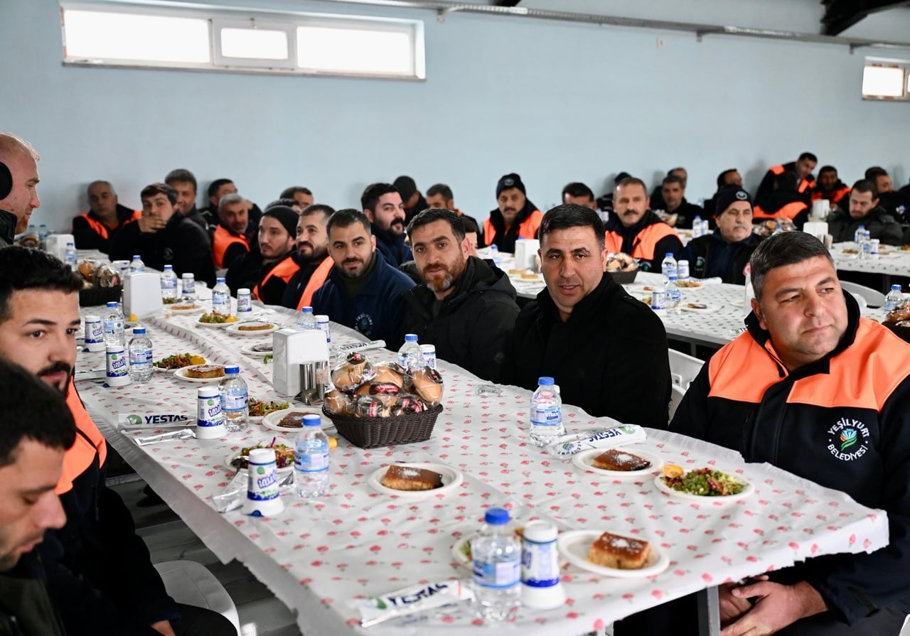 YEŞİLYURT BELEDİYE BAŞKANI PROF. DR. İLHAN GEÇİT, İLÇENİN DÖRT BİR YANINDA KARLA MÜCADELE...