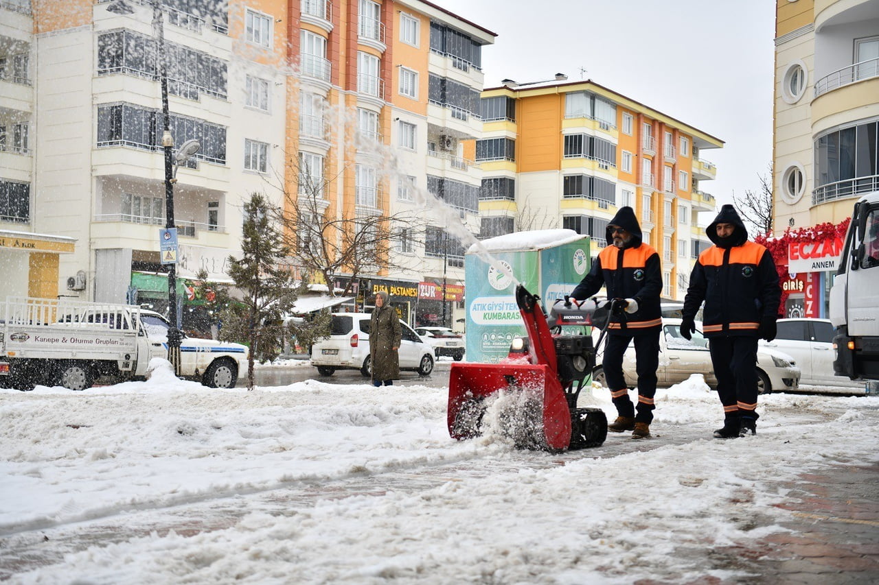 YEŞİLYURT BELEDİYESİ KARLA MÜCADELE EKİPLERİNDEN KESİNTİSİZ HİZMET!