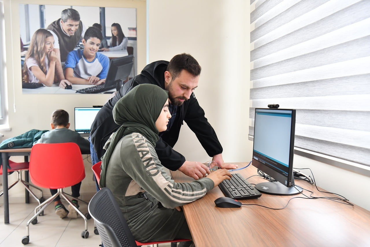 YEŞİLYURT MESLEKİ EĞİTİM VE YAŞAM MERKEZİ’NDE KURSLAR TÜM HIZIYLA SÜRÜYOR