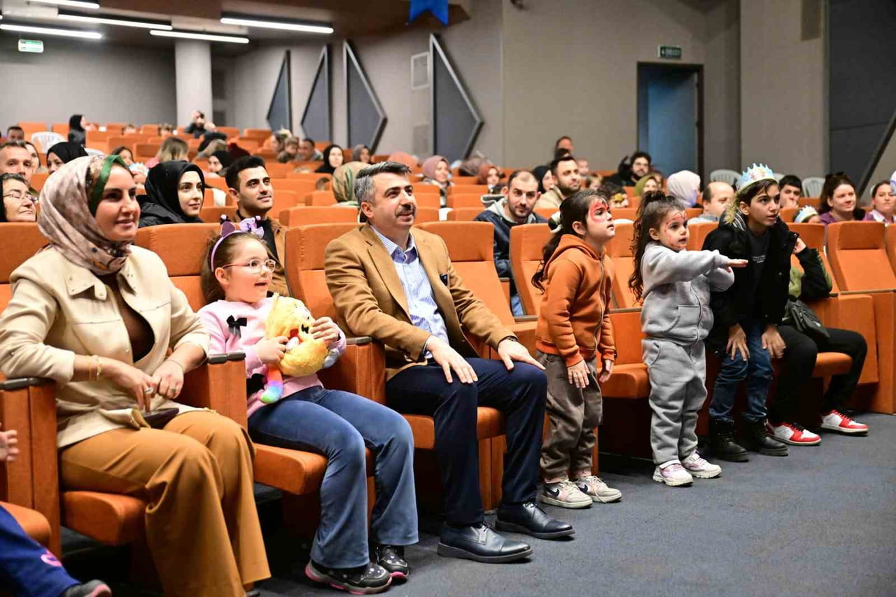 YILDIRIM BELEDİYE BAŞKANI OKTAY YILMAZ, KARNE ŞENLİĞİ'NİN İLK GÜNÜNDE ÇOCUKLARI YALNIZ...