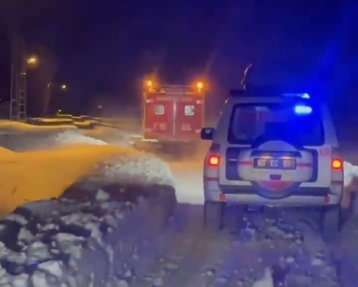 YOĞUN KAR YAĞIŞI NEDENİYLE YOLLARIN KAPANDIĞI VAN’IN ERCİŞ İLÇESİNDE, UMKE EKİPLERİ SNOWTRACKLA ÜÇ...