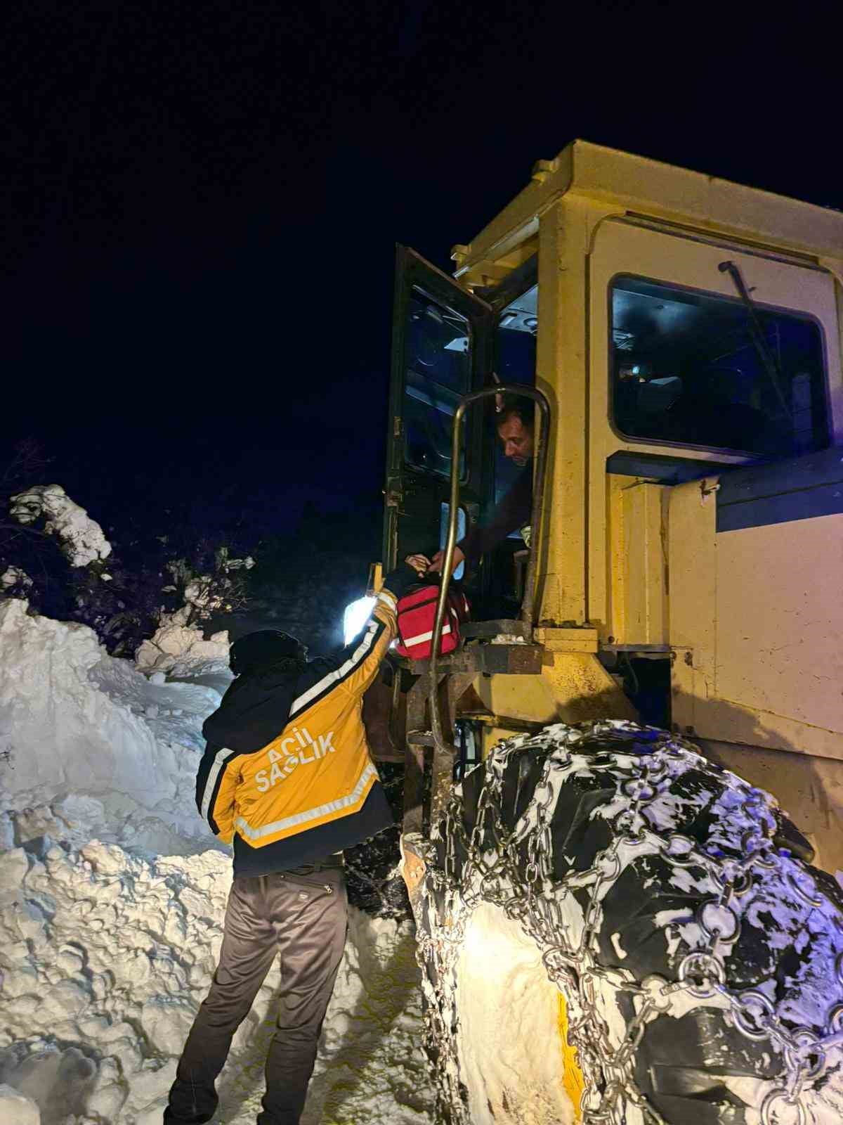YOĞUN KAR YAĞIŞI NEDENİYLE YOLU KAPANAN AŞAĞI BAŞAKÇI KÖYÜ’NDE MAHSUR KALAN H.D. VE EŞİ, EKİPLERİN...