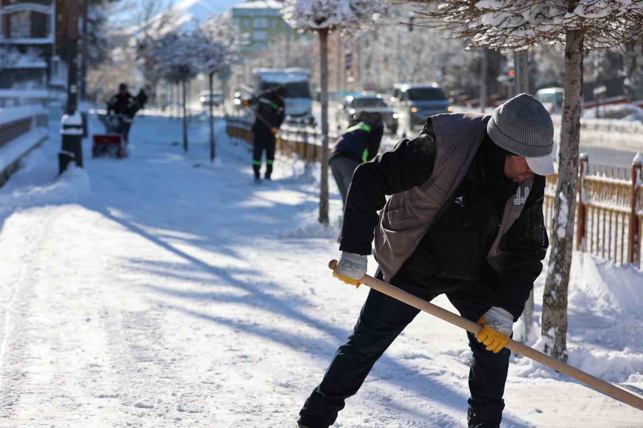 YOĞUN KAR YAĞIŞI SONRASI HAREKETE GEÇEN ERZURUM BÜYÜKŞEHİR BELEDİYESİ’NE BAĞLI KAR TİMLERİ...