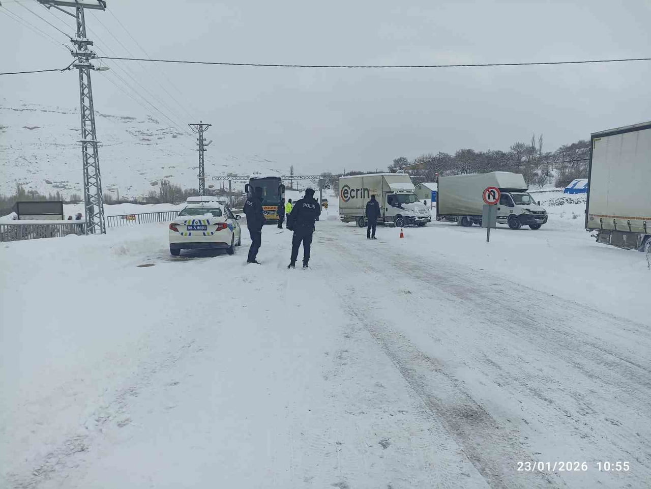 YOĞUN KAR YAĞIŞININ ETKİSİ ALTINDA OLAN SİVAS’TA MAHSUR KALAN YÜZLERCE KİŞİ, KARLA MÜCADELE...