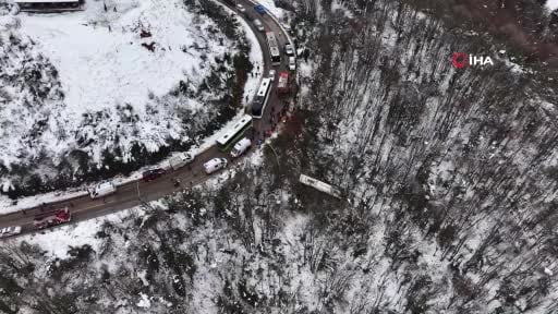 Yolcu otobüsü şarampole yuvarlandı: Çok sayıda yaralı var