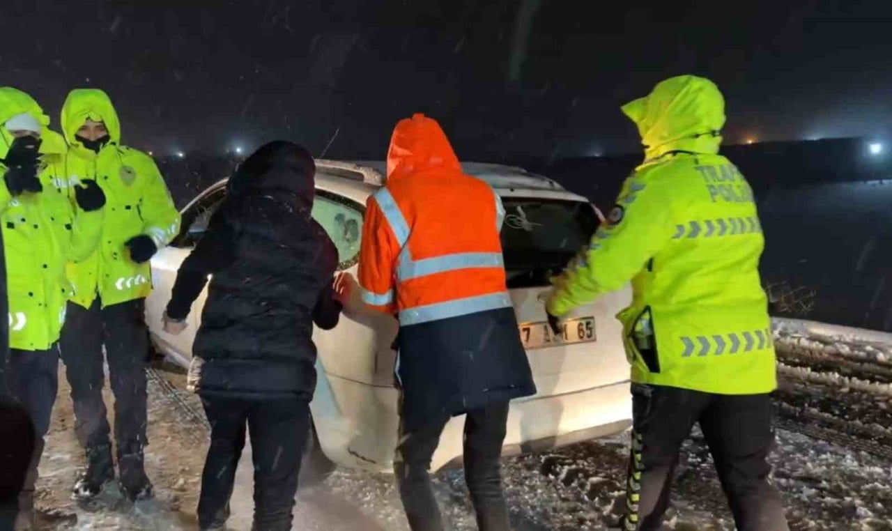 YOLDA KALANLARIN YARDIMINA POLİS VE JANDARMA YETİŞTİ