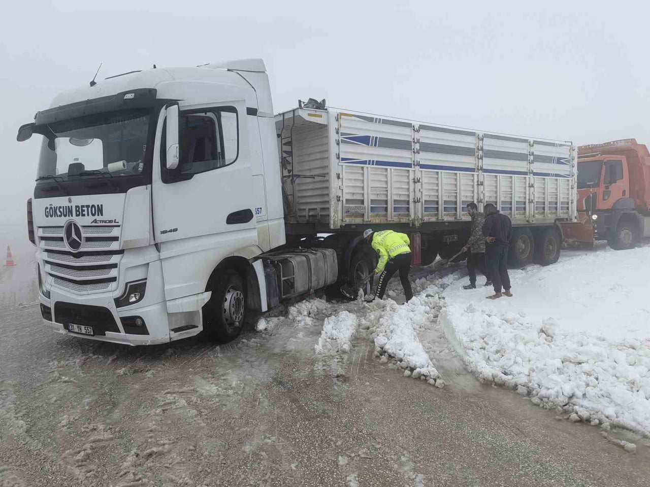 YOLLARDA MAHSUR KALAN VATANDAŞLARA POLİS EKİPLERİ YARDIM ETTİ.