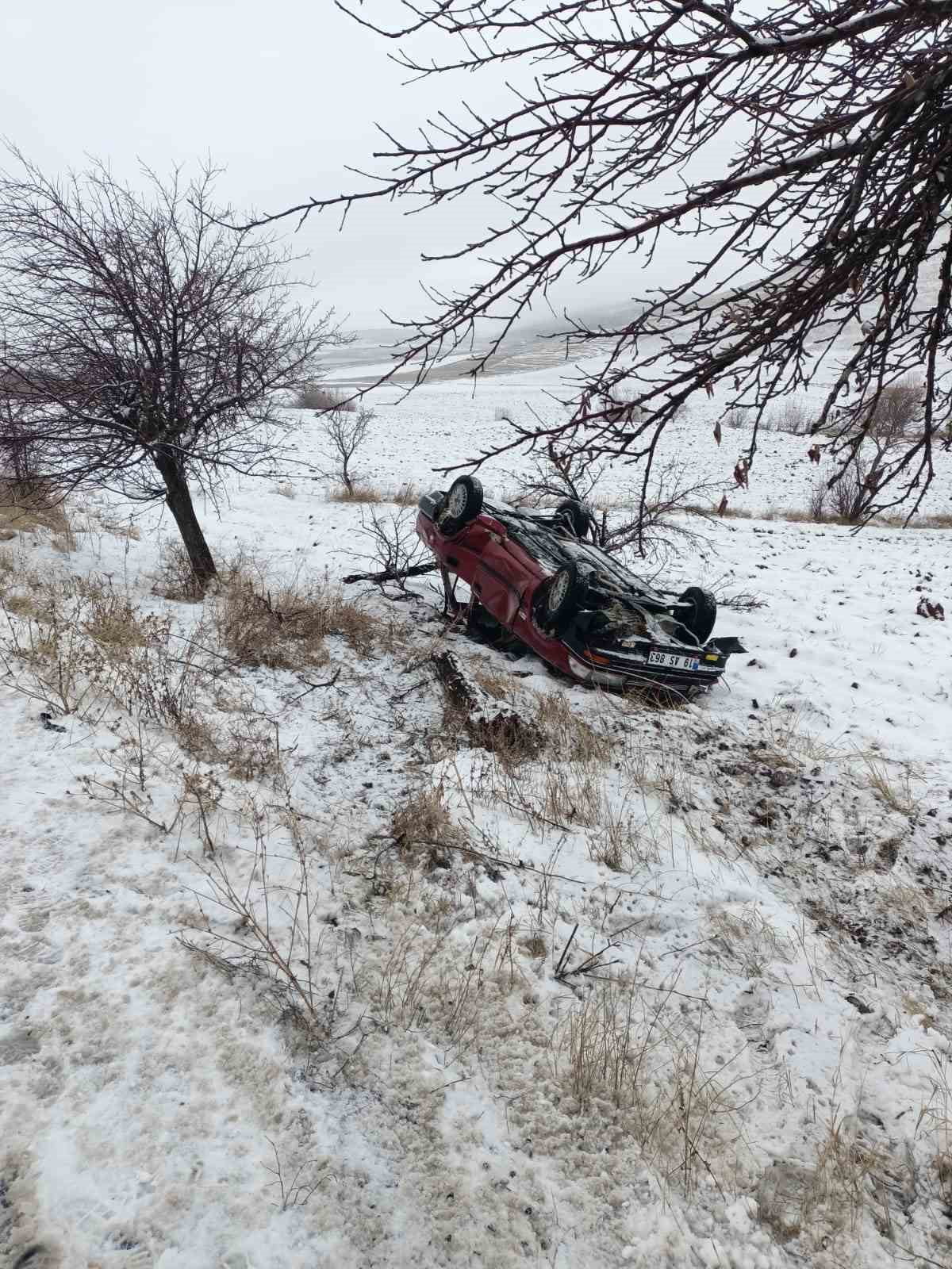 YOLUN BUZLANMASI SEBEBİYLE KAZAYA KARIŞAN OTOMOBİL