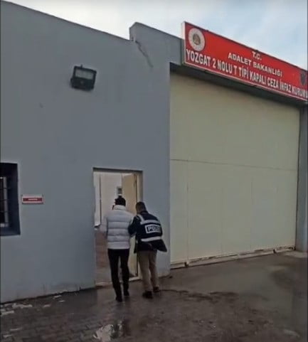 YOZGAT'TA 8 YIL 4 AY KESİNLEŞMİŞ HAPİS CEZASI BULUNAN FİRARİ HÜKÜMLÜ YAKALANDI.-
