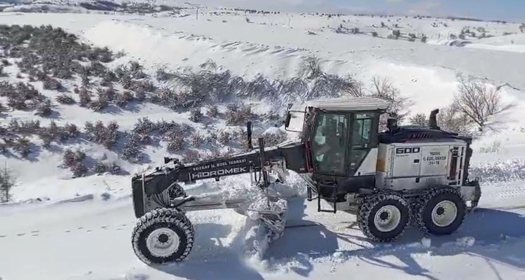 YOZGAT’IN SORGUN İLÇESİNDE, İL ÖZEL İDARESİ EKİPLERİ YOĞUN YAĞIŞ ALAN KÖY YOLLARINA KOLAY ULAŞIM...