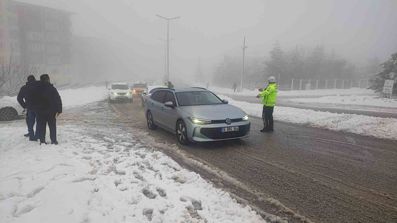 YOZGAT’TA ETKİLİ OLAN KAR YAĞIŞI SONRASI YOLLAR KAYGANLAŞIRKEN, SİS NEDENİYLE GÖRÜŞ MESAFESİ YER...
