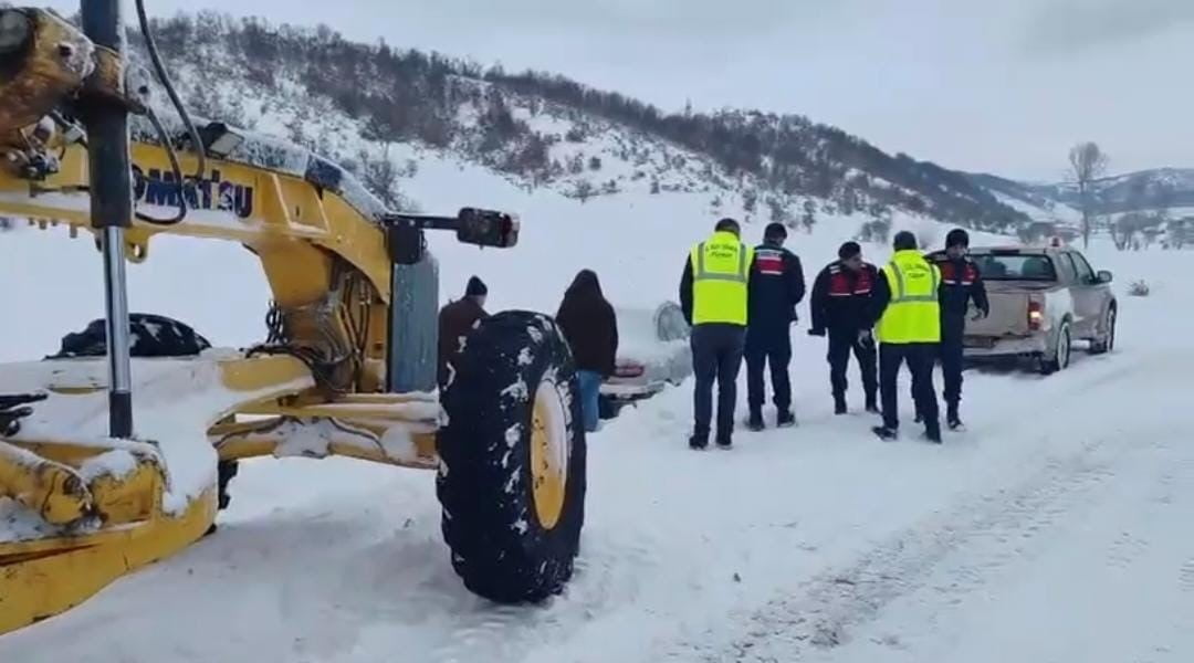 YOZGAT’TA ÖZEL İDARE EKİPLERİ KAR TEMİZLEME ÇALIŞMALARINA DEVAM EDİYOR.