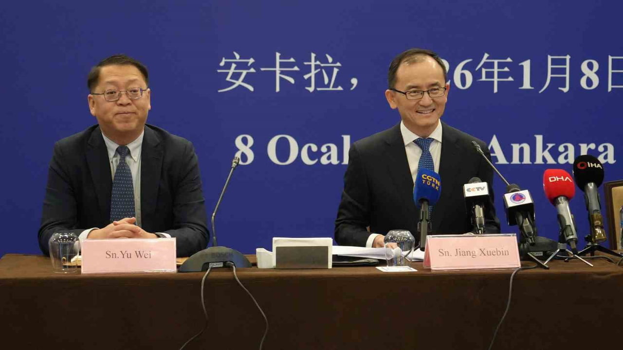 YU WEİ SOLDA ELÇİ JİANG XUEBİN SAĞDA