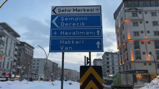 Yüksekova'da olumsuz hava şartları  ulaşımı vurdu: Uçak seferlerine kar engeli