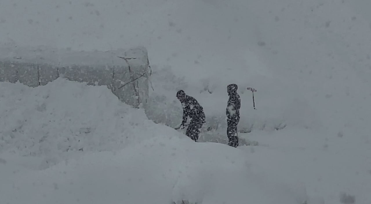 YÜKSEKOVA GENELİNDE DÜNDEN BU YANA ETKİSİNİ SÜRDÜREN YOĞUN KAR YAĞIŞI VE TİPİ, ULAŞIMDA AKSAMALARA...