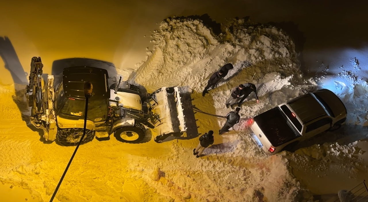 YÜKSEKOVA İLÇESİNDE YOĞUN KAR YAĞIŞI NEDENİYLE MAHSUR KALAN KAMYONET, BELEDİYE EKİPLERİNİN...