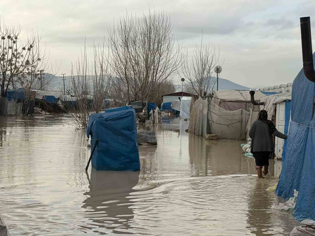 YUNUS EMRE VE BARBAROS MAHALLELERİNDE BULUNAN ÇADIRLARIN SULAR ALTINDA KALMASI DOLAYISIYLA...