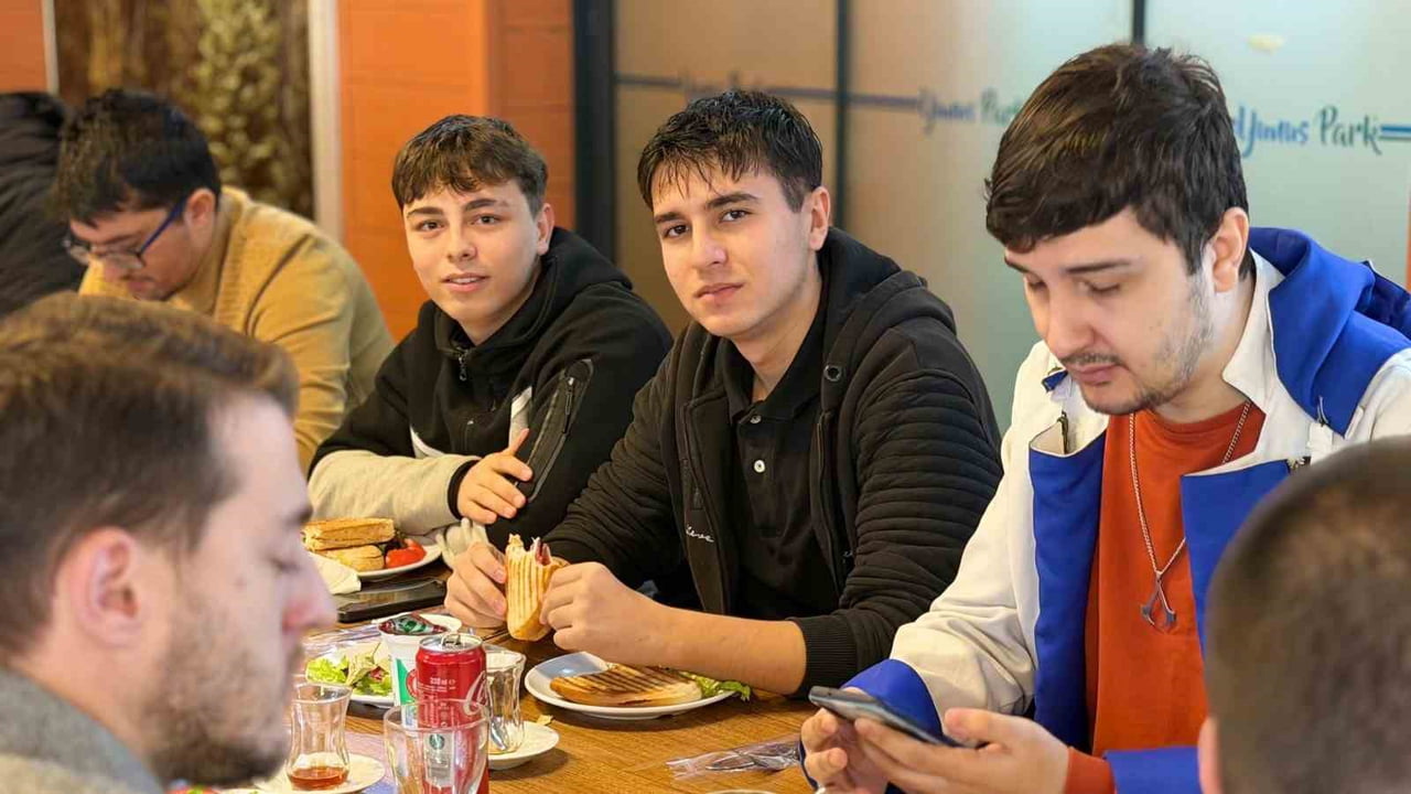 YUNUSEMRE BELEDİYESİ TARAFINDAN YENİ KONSEPTİYLE HİZMETE AÇILAN GENÇLİK KAFE, KISA SÜREDE...