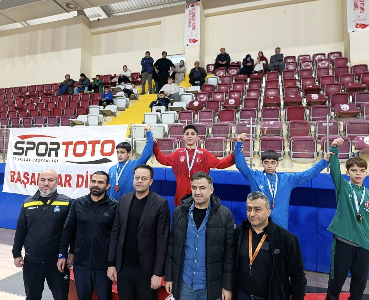 YUNUSEMRE BELEDİYESPORLU GENÇ GÜREŞÇİ HAKİM BEYTULLAH KALAY, KENDİNDEN İKİ YAŞ BÜYÜK RAKİPLERİNİ...