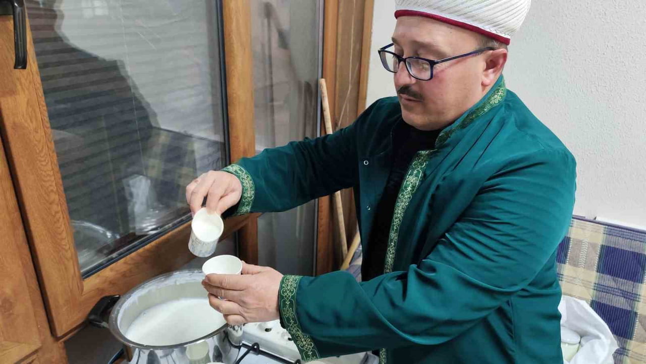 YUNUSEMRE’DEKİ HAKİBABA CAMİ’NDE MİRAÇ KANDİLİ’NDE VATANDAŞLARA 80 KİLO SÜT İKRAM EDİLDİ. TARİHİ...