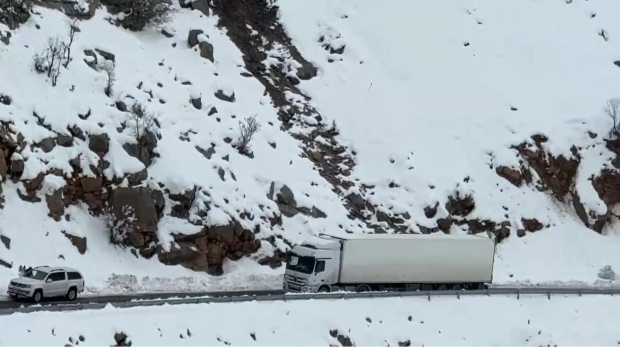 YURT GENELİNDE YAĞAN KAR YAĞIŞI BİR ÇOK BÖLGEDE YOLLARIN KAPANMASINA NEDEN OLDU. KARLA MÜCADELE...