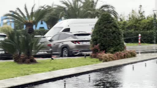 Zeytinburnu’nda siteye bırakılan kargo paketi patladı, 2 iki kişi yaralandı