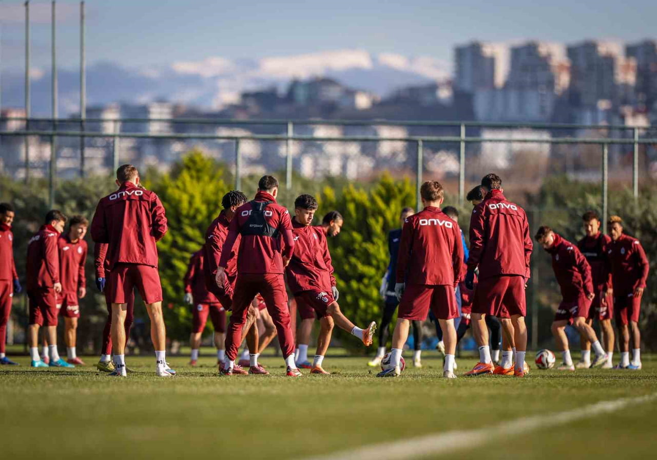 ZİRAAT TÜRKİYE KUPASI A GRUBUNDA MÜCADELE EDEN TRABZONSPOR, İSTANBULSPOR KARŞISINDA SAHADAN 3...