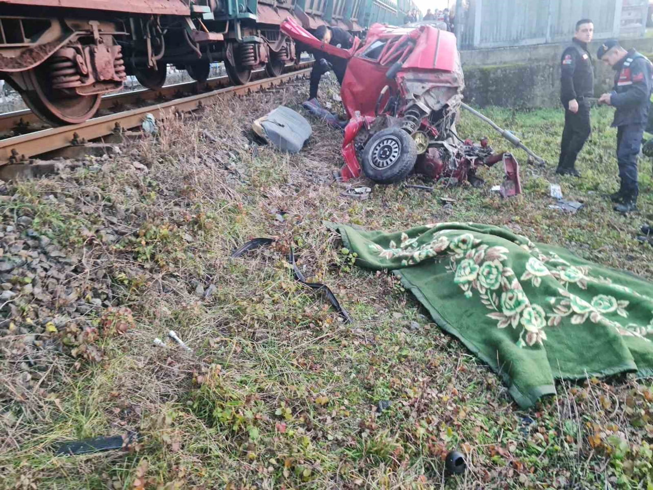 ZONGULDAK'IN ÇAYCUMA İLÇESİNDE MEYDANA GELEN FECİ KAZADA, YÜK TRENİ HEMZEMİN GEÇİTTEN GEÇMEYE...