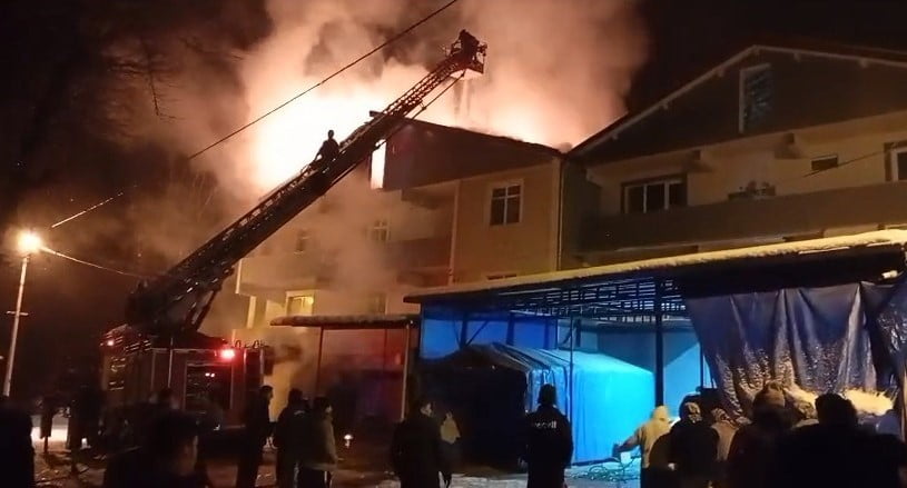 ZONGULDAK'IN GÖKÇEBEY İLÇESİNDE BİR EVİN ÇATI KATINDA ÇIKAN YANGIN SONUCU ALEVLER ÇATIYI SARARAK...