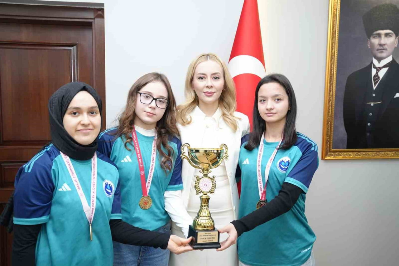 ZONGULDAK'TA FLOOR CURLİNG İL MÜSABAKALARINDA BAŞARIYA İMZA ATAN SPORCULAR, GÖKÇEBEY KAYMAKAMI...