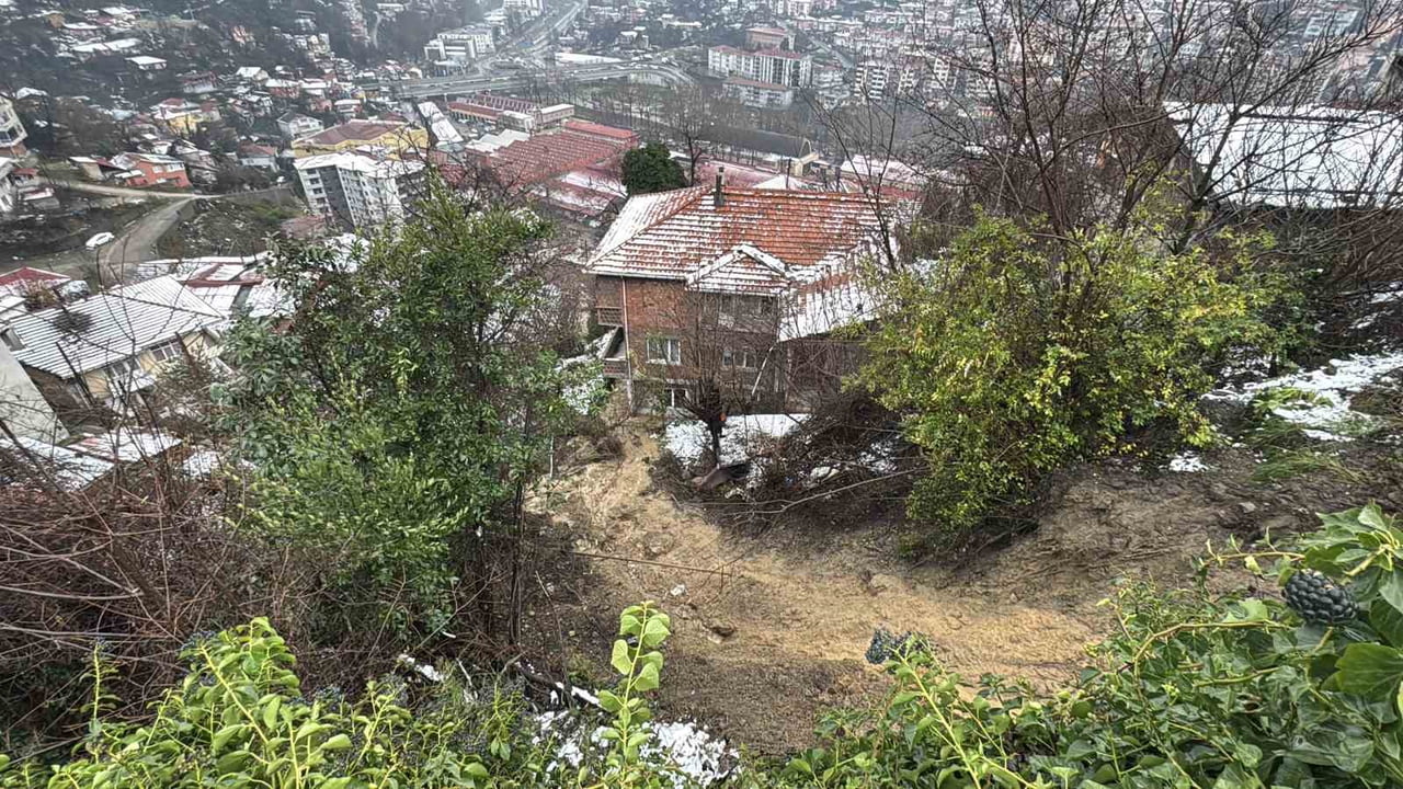 ZONGULDAK'TA HEYELAN SEBEBİYLE SU VE ELEKTRİK HATTI ZARAR GÖRDÜ. EKİPLER GÜVENLİK ÖNLEMLERİ ALARAK...