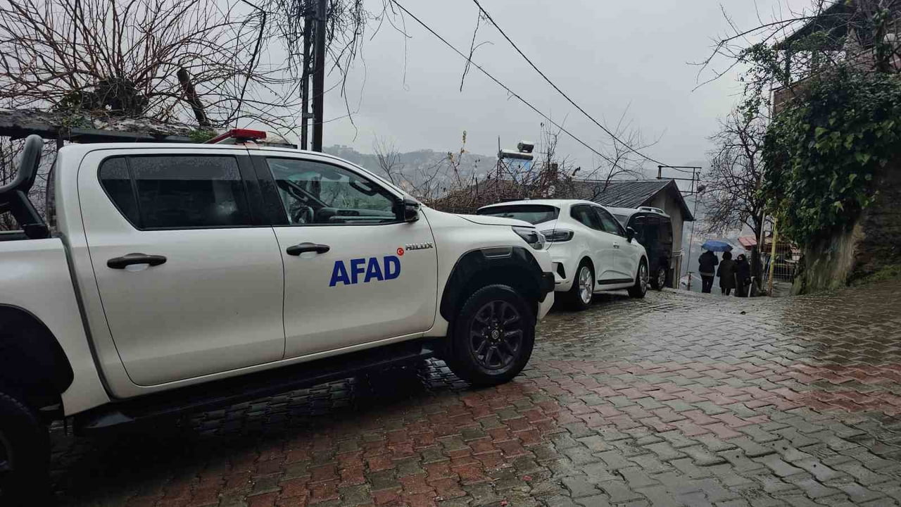 ZONGULDAK'TA İSTİNAT DUVARI ÇALIŞMASI SIRASINDA YAĞIŞLARIN DA ETKİSİYLE MEYDANA GELEN HEYELAN...