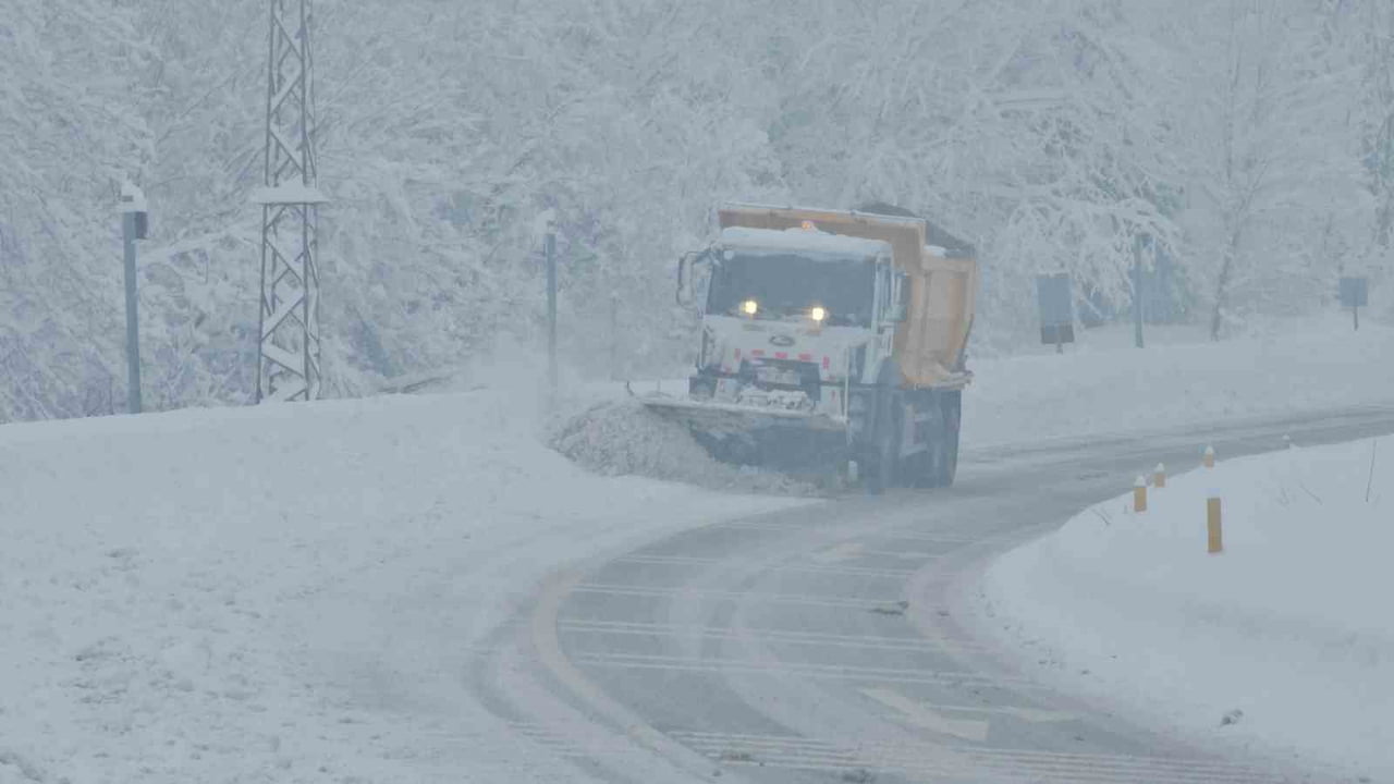 ZONGULDAK'TA YOĞUN KAR YAĞIŞI ULAŞIMI OLUMSUZ ETKİLEDİ. ZONGULDAK-EREĞLİ KARA YOLUNDA EKİPLER YOLU...